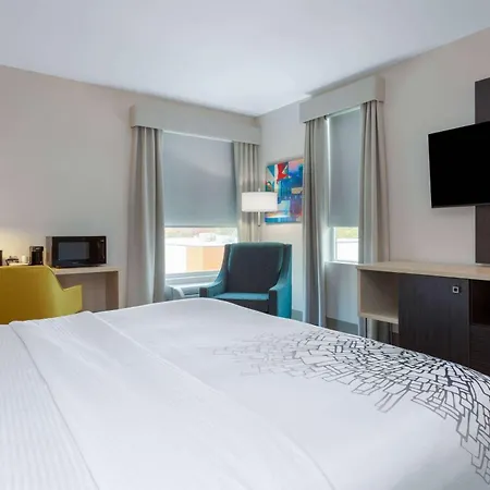 La Quinta Inn & Suites By Wyndham Shorewood Esterno foto