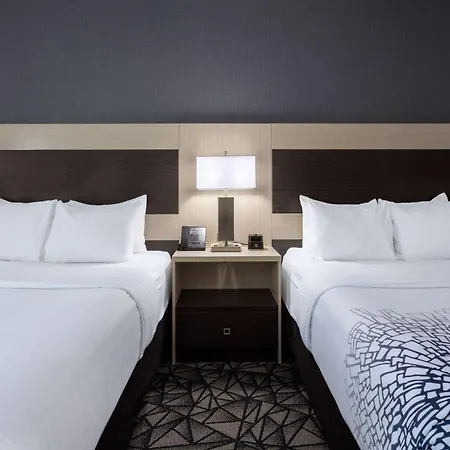 La Quinta Inn & Suites By Wyndham Shorewood Esterno foto