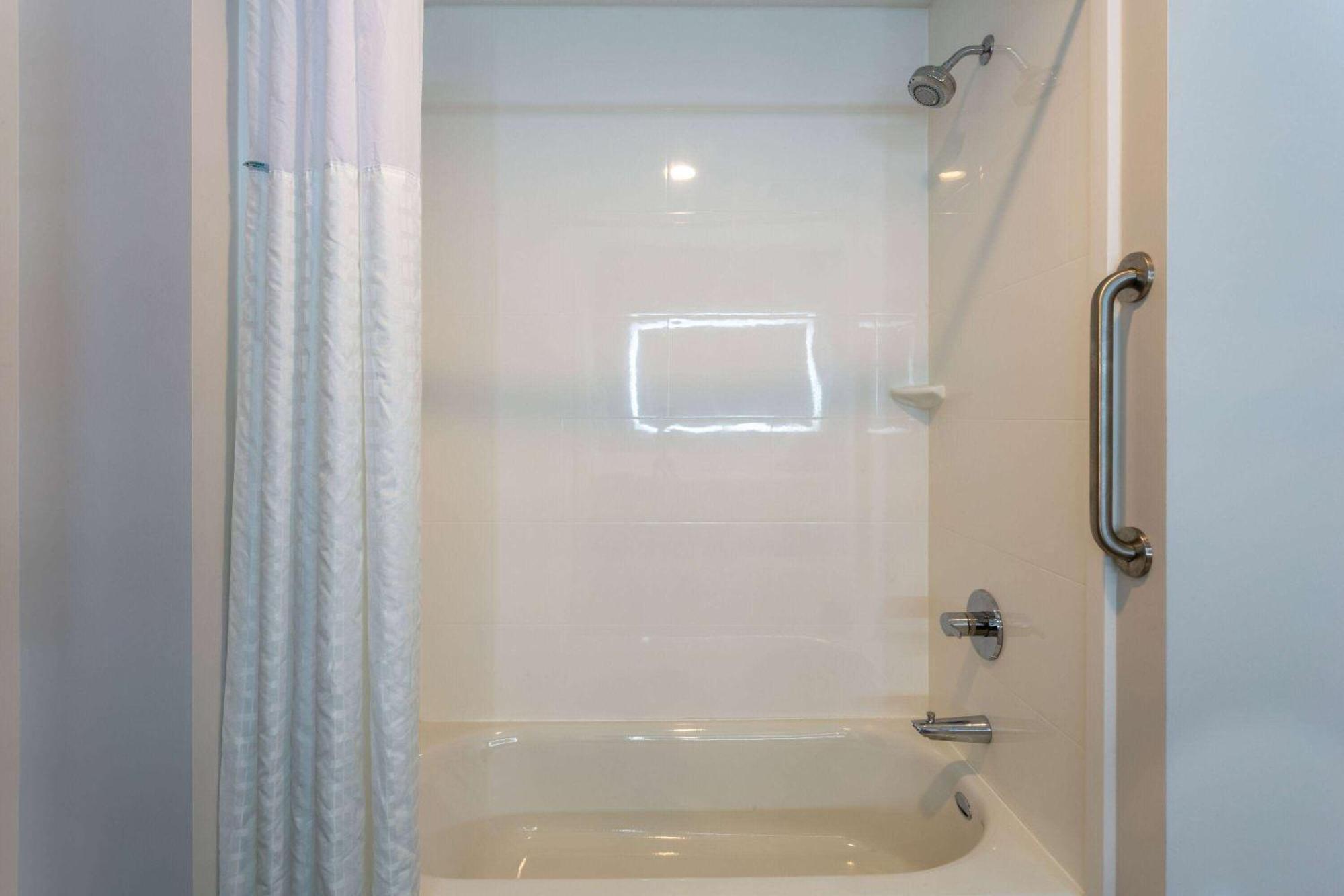 La Quinta & By Wyndham Shorewood